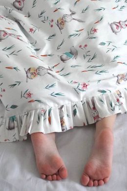 Дитяча постіль для новонародженних з рюшами "Зайчики з морквинками" кружево