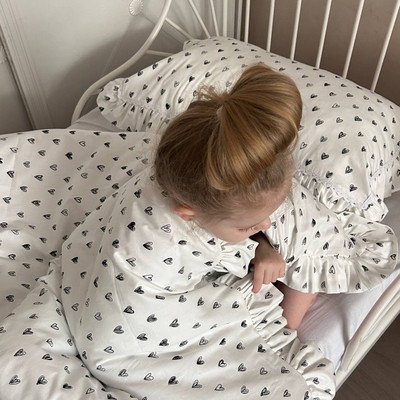 Дитяча постіль для новонародженних з рюшами "Серця на білому" кружево